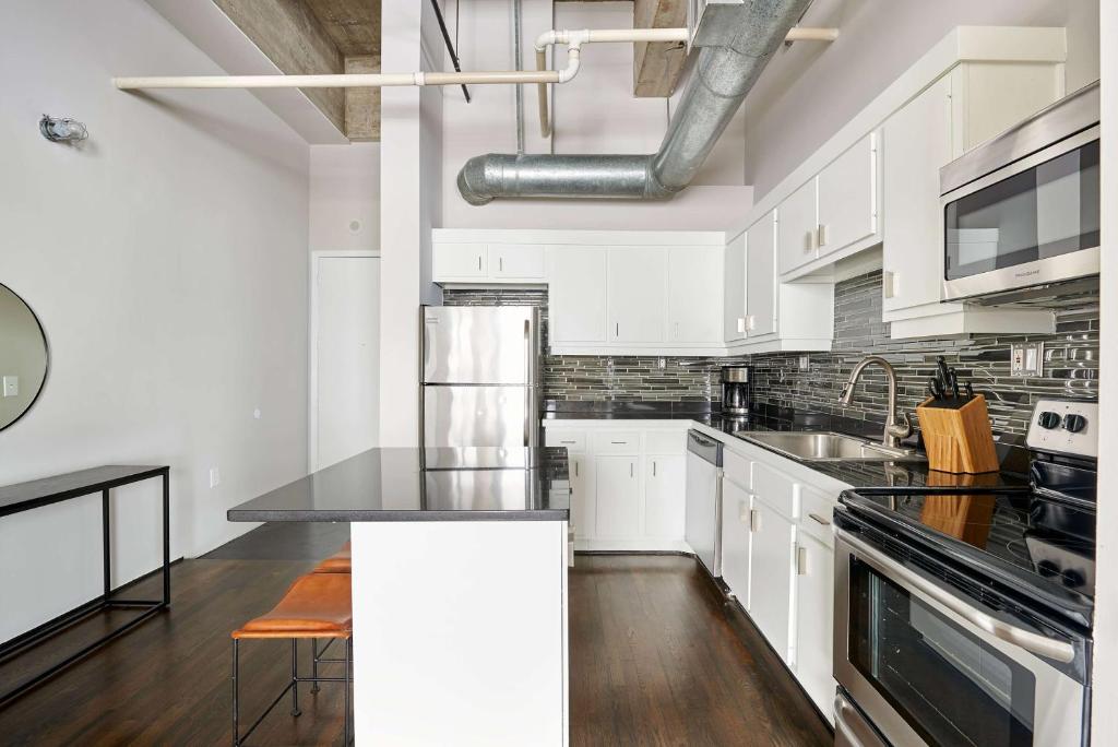 Cucina o angolo cottura di Reside Houston Downtown, a Wyndham Residence