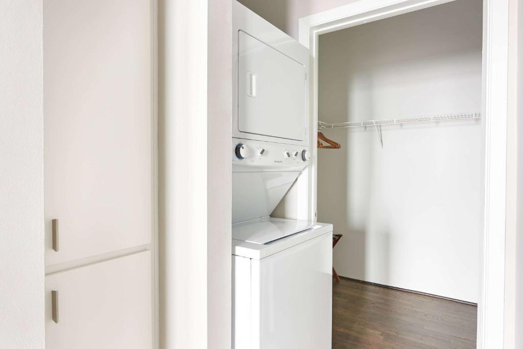 Cucina o angolo cottura di Reside Houston Downtown, a Wyndham Residence