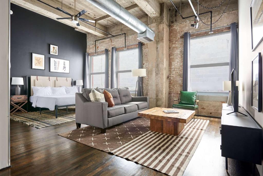 Area soggiorno di Reside Houston Downtown, a Wyndham Residence