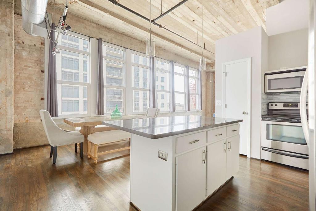 Cucina o angolo cottura di Reside Houston Downtown, a Wyndham Residence
