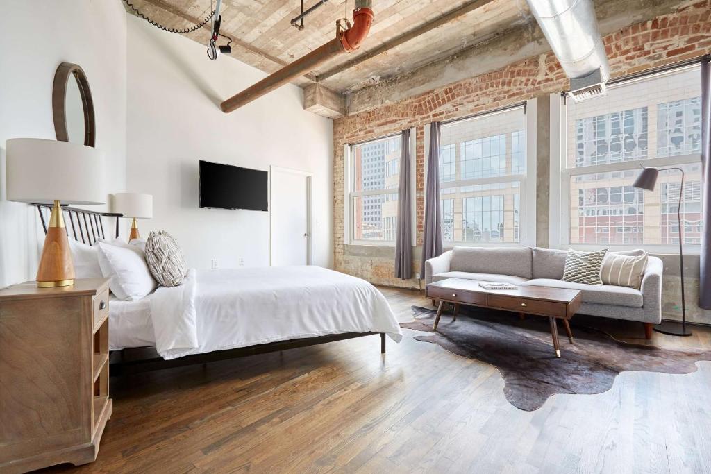 Letto o letti in una camera di Reside Houston Downtown, a Wyndham Residence