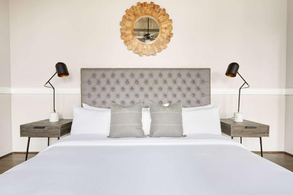 Letto o letti in una camera di Reside Houston Downtown, a Wyndham Residence