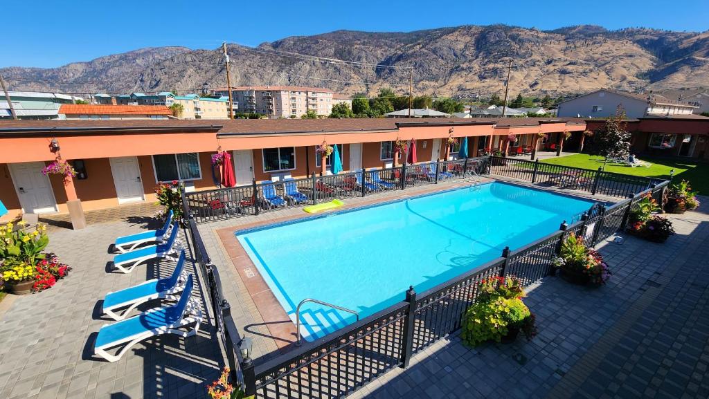 Bazén v ubytování Sahara Courtyard Inn & Suites Osoyoos nebo v jeho okolí