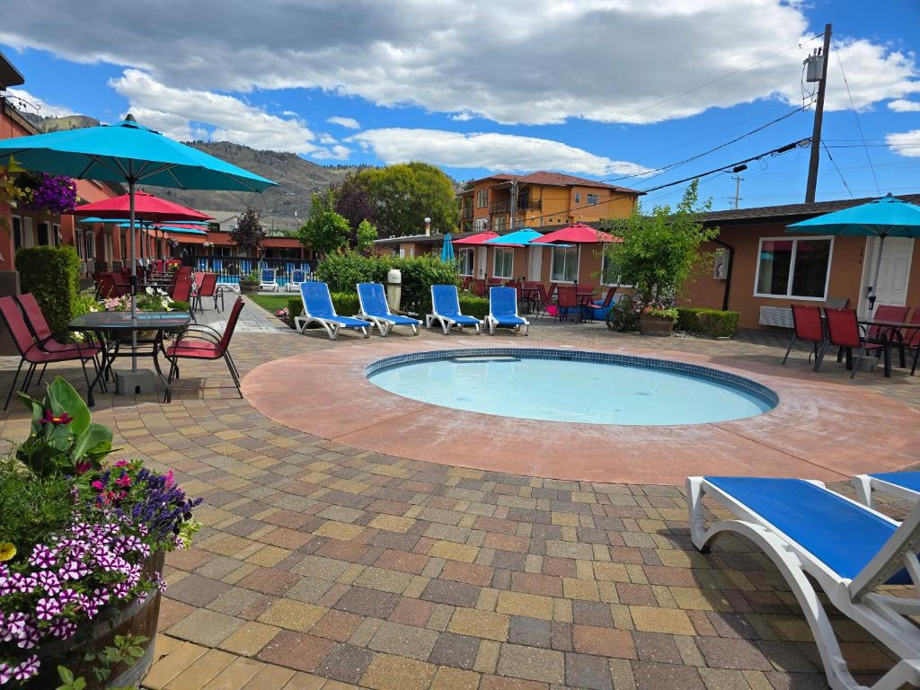 Bazén v ubytování Sahara Courtyard Inn & Suites Osoyoos nebo v jeho okolí
