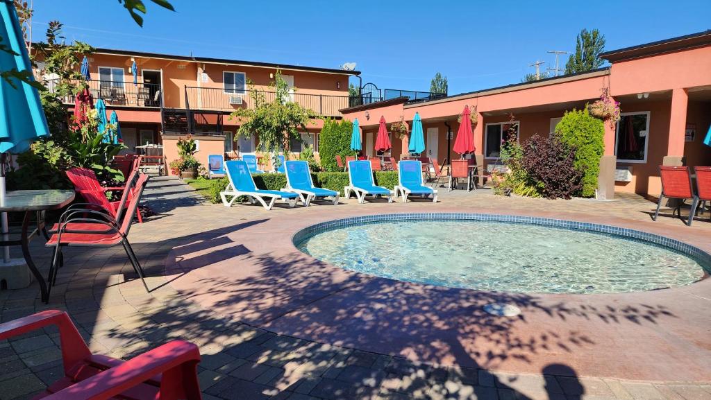 Bazén v ubytování Sahara Courtyard Inn & Suites Osoyoos nebo v jeho okolí