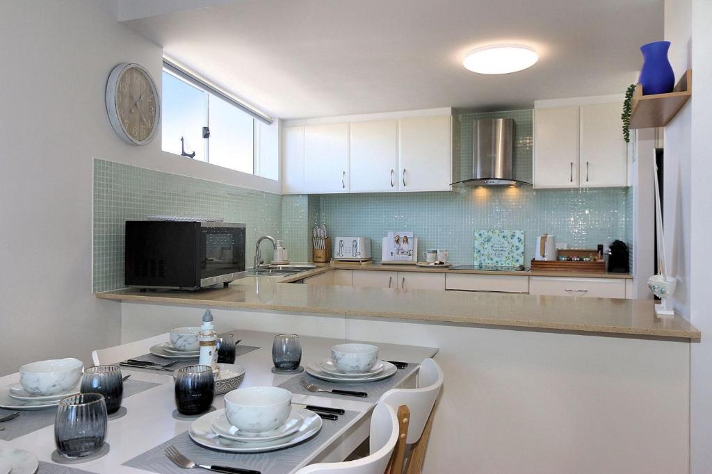 Kuchyň nebo kuchyňský kout v ubytování Platinum Apartments Unit 7
