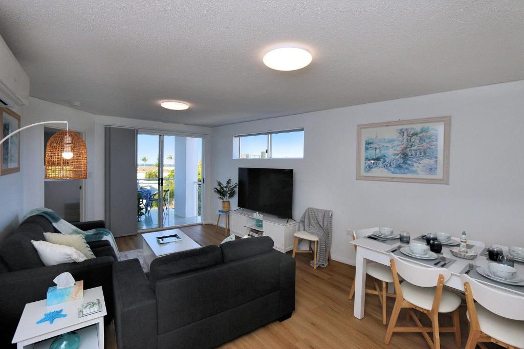 TV a/nebo společenská místnost v ubytování Platinum Apartments Unit 7