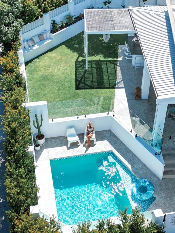 an overhead view of a swimming pool in a backyard at Turquoise Waters Retreat in Perth