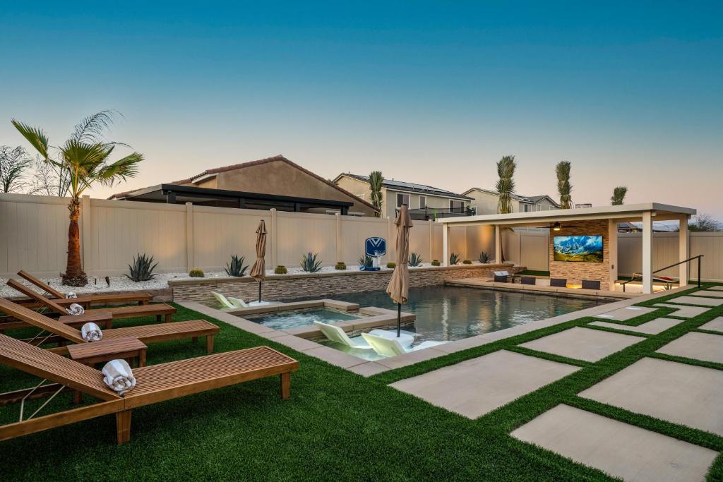 Bazén v ubytování Coachella Luxe Oasis 6BR Resort Self Check-in nebo v jeho okolí