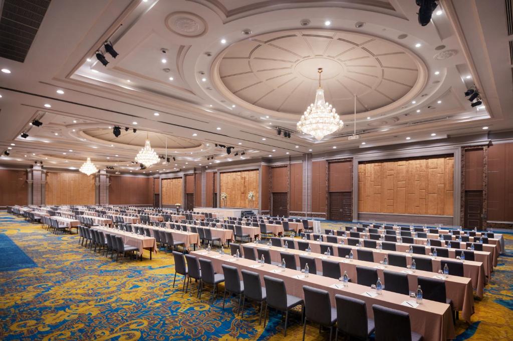 a large room with rows of tables and chairs at The Berkeley Hotel Pratunam in Bangkok