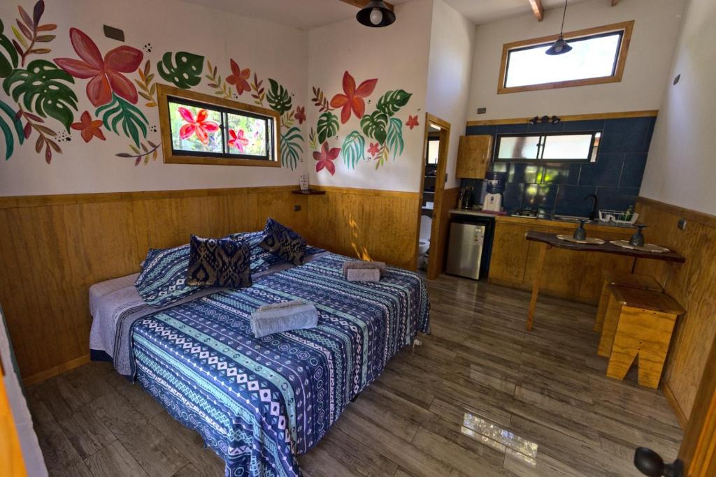 1 dormitorio con cama y lavamanos en HARE O HAUPIANO, en Hanga Roa