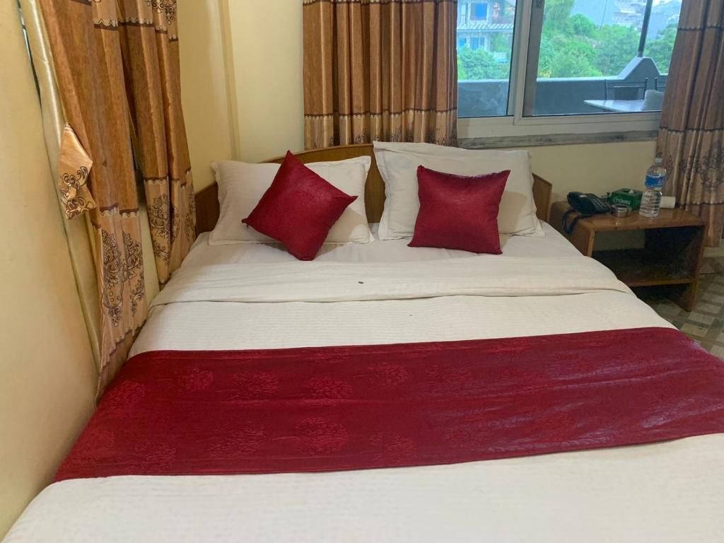 Un pat sau paturi într-o cameră la The Tranqulity Inn