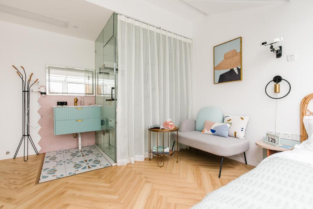 Postel nebo postele na pokoji v ubytování Shanghai ruochu designer Guesthouse上海若初设计师民宿--近上海浦东国际机场及迪士尼