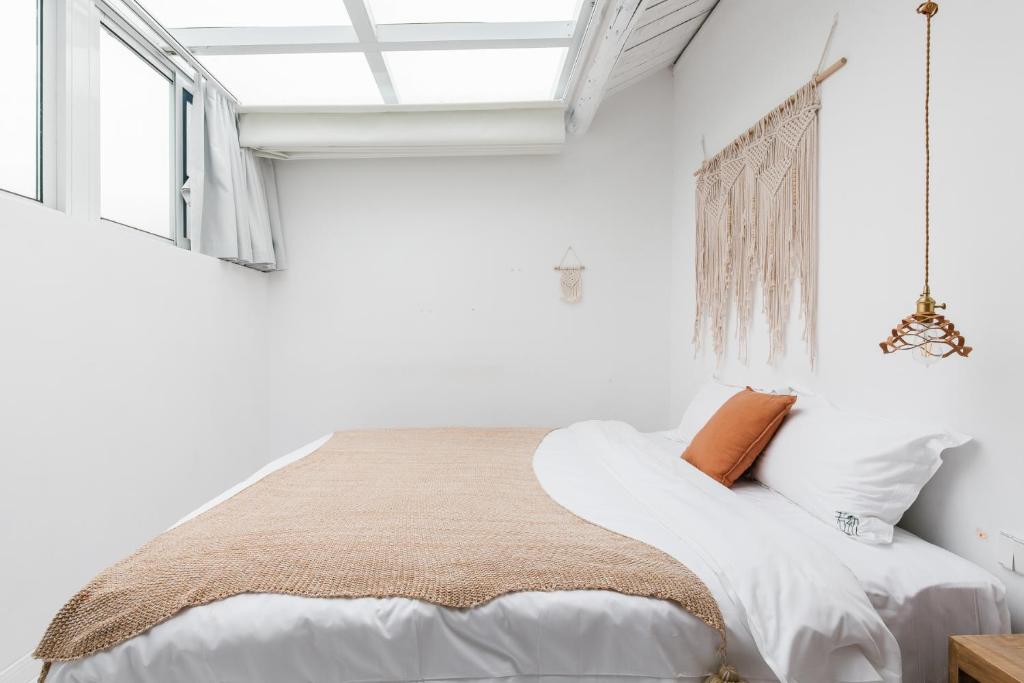 Postel nebo postele na pokoji v ubytování Shanghai ruochu designer Guesthouse上海若初设计师民宿--近上海浦东国际机场及迪士尼