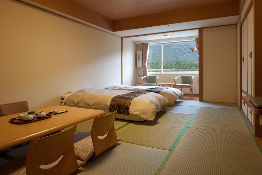 Postel nebo postele na pokoji v ubytování Hotel Morinokaze Tateyama‎