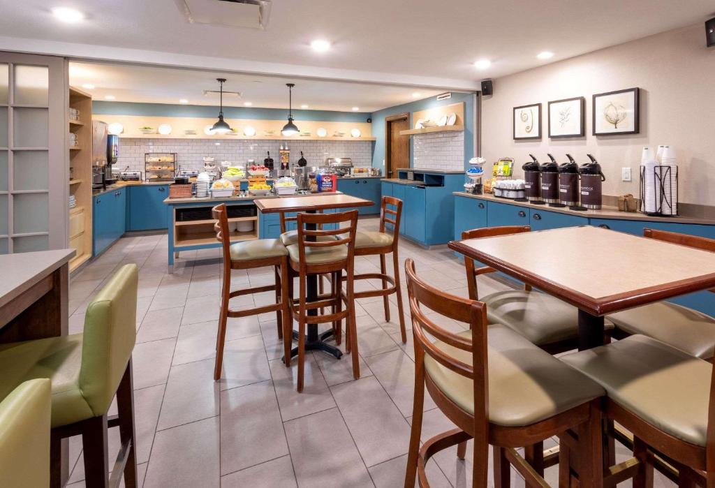 Country Inn & Suites by Radisson, Fargo, ND photo