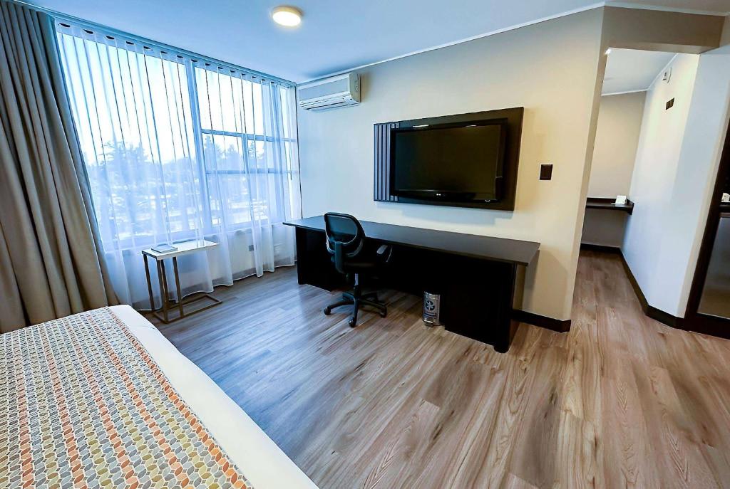 TV a/nebo společenská místnost v ubytování La Quinta by Wyndham Quito
