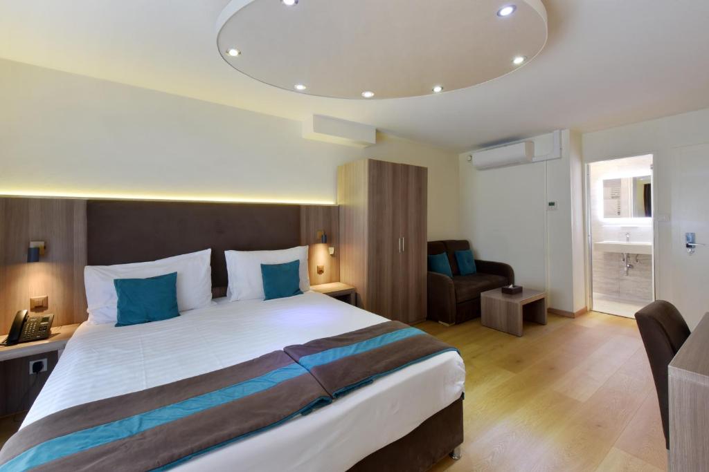 Postel nebo postele na pokoji v ubytování Hotel Rousseau
