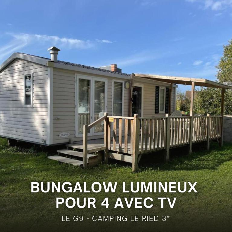 une petite maison avec un porche et une terrasse dans l'établissement Le G9 - Bungalow lumineux pour 4 avec TV, à Boofzheim