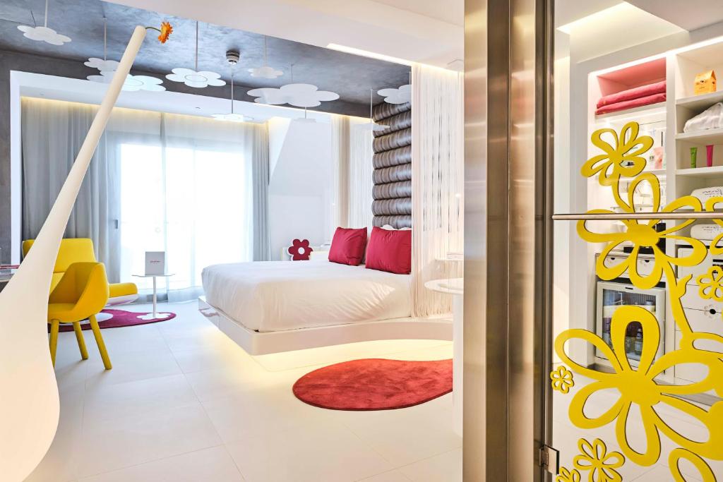 Postel nebo postele na pokoji v ubytování Five Flowers Hotel Formentera, member of Melia Collection