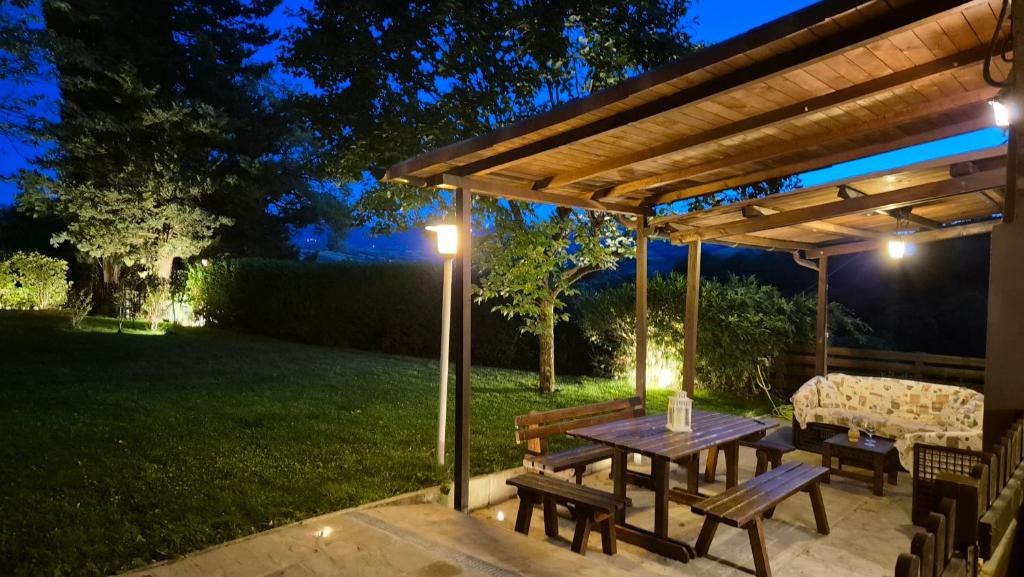 Vonkajšia záhrada v ubytovaní Borgo Canapegna - "La quercia d'oro" private pool in the heart of Le Marche