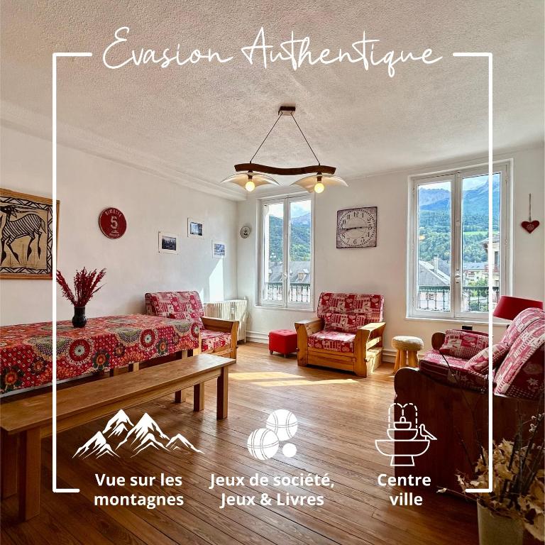 un salon avec un canapé et une table dans l'établissement Evasion Authentique - Centre ville - Jeux de société, à Barcelonnette