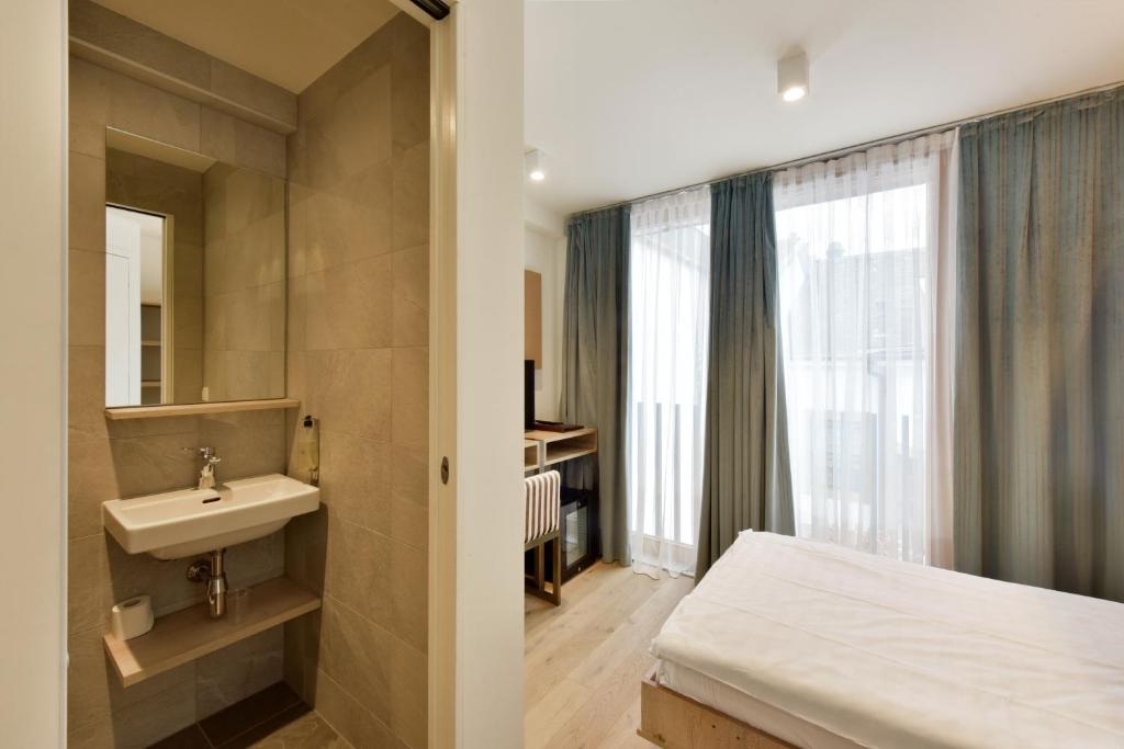 Koupelna v ubytování Hôtel Rousseau Plus