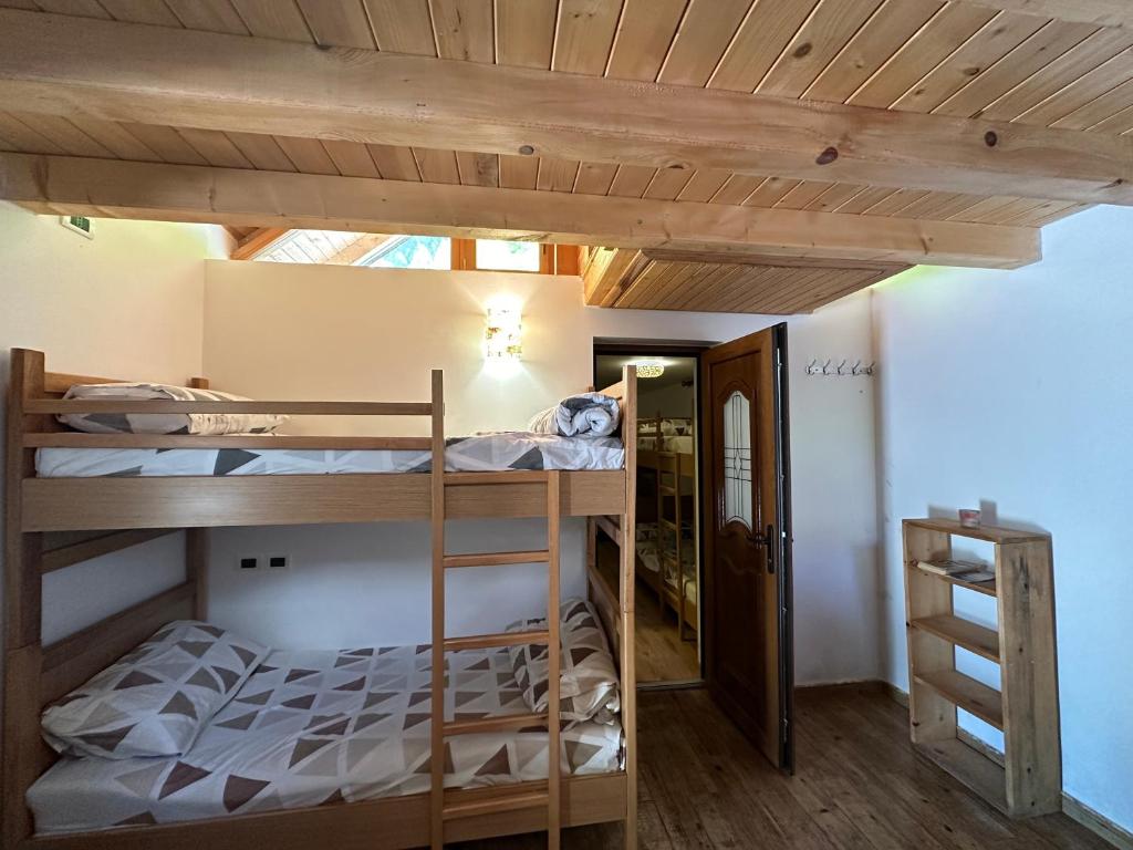 Postel nebo postele na pokoji v ubytování Guest House Rilindja
