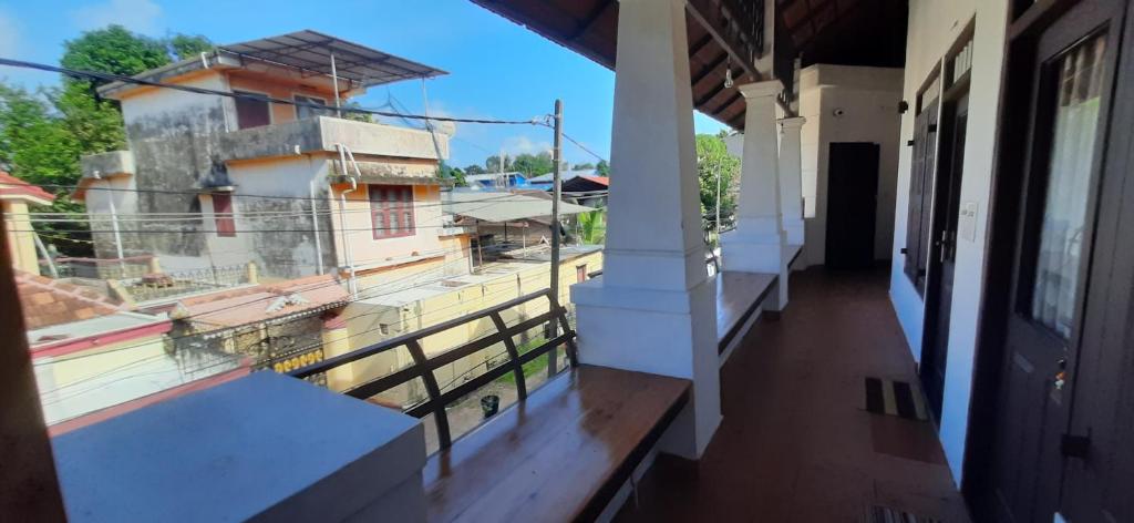 een balkon met uitzicht op een gebouw bij Homestay DGH in Alleppey