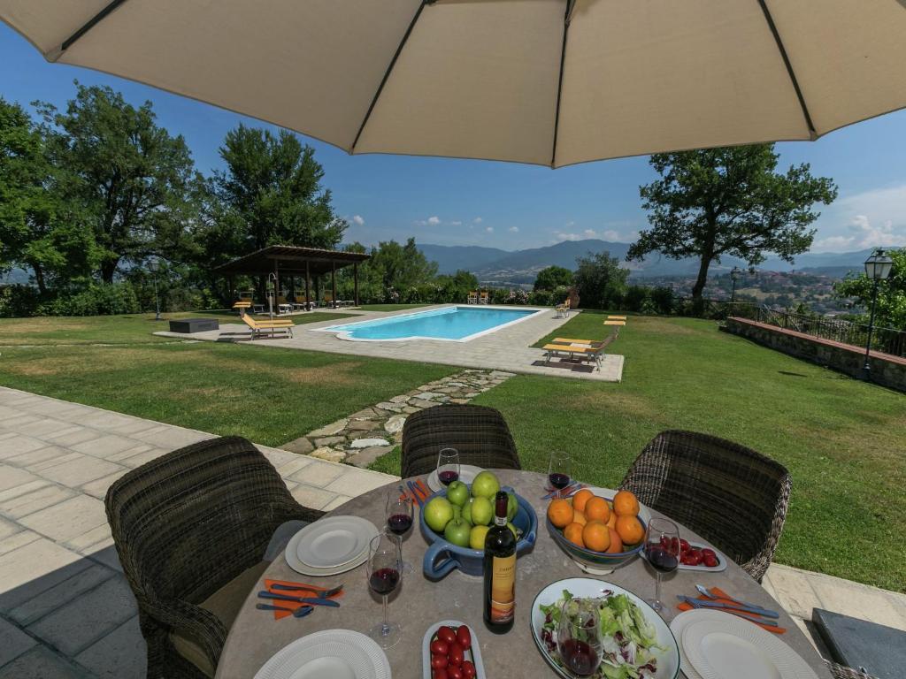 Zdjęcie z galerii obiektu Beautiful Mansion in Poppi with Pool w mieście Poppi
