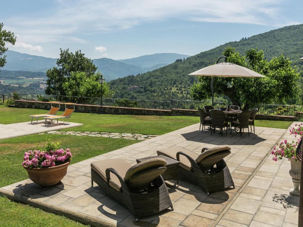 Zdjęcie z galerii obiektu Beautiful Mansion in Poppi with Pool w mieście Poppi