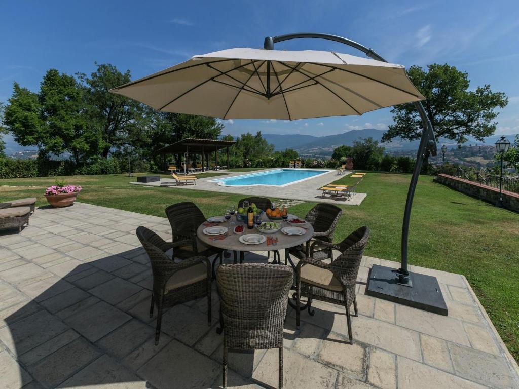 Zdjęcie z galerii obiektu Beautiful Mansion in Poppi with Pool w mieście Poppi