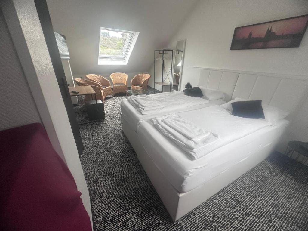 Postel nebo postele na pokoji v ubytování Panorama Hotel Rheinkrone