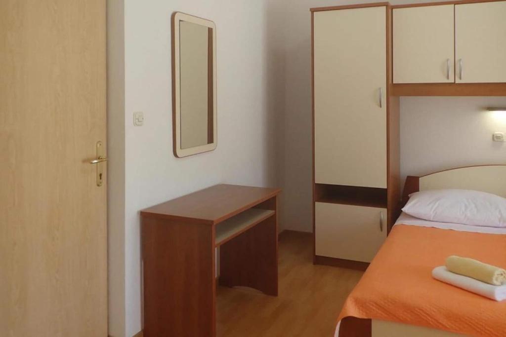 Łóżko lub łóżka w pokoju w obiekcie Apartment PINK in Starigrad Paklenica only 200 m from the sea