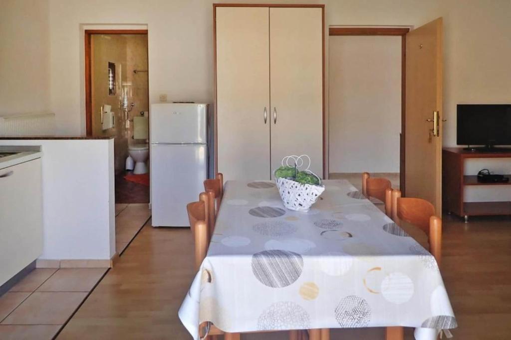 Kuchnia lub aneks kuchenny w obiekcie Apartment PINK in Starigrad Paklenica only 200 m from the sea