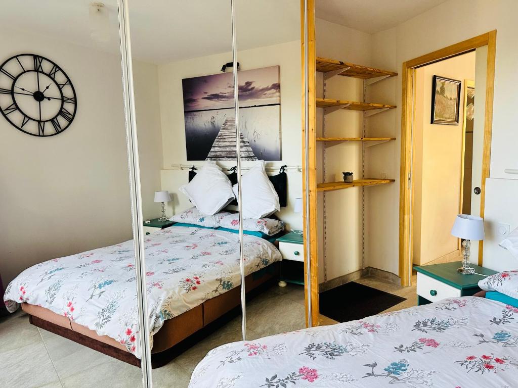 Ένα ή περισσότερα κρεβάτια σε δωμάτιο στο Moderne Mini Maison - Quartier Résidentiel Calme