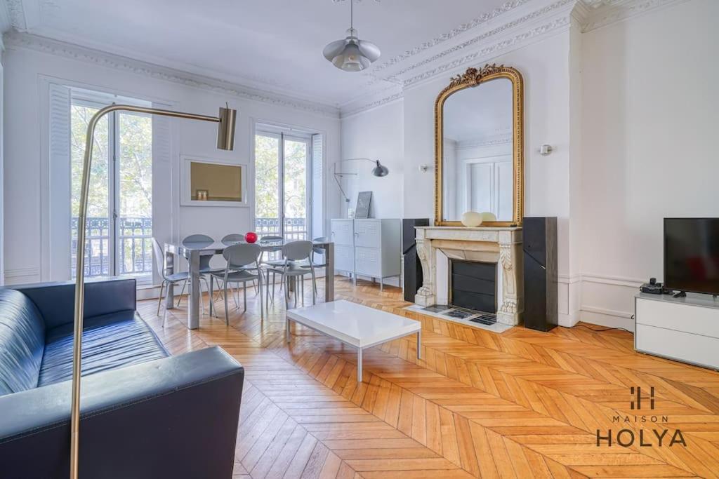 un salon avec un canapé et une cheminée dans l'établissement Proche Opéra Garnier - Le Prestigieux - 247B, à Paris