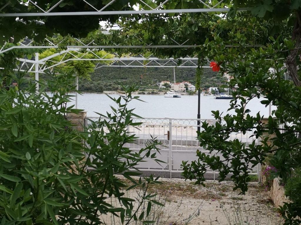 Vonkajšia záhrada v ubytovaní Apartments Srdan