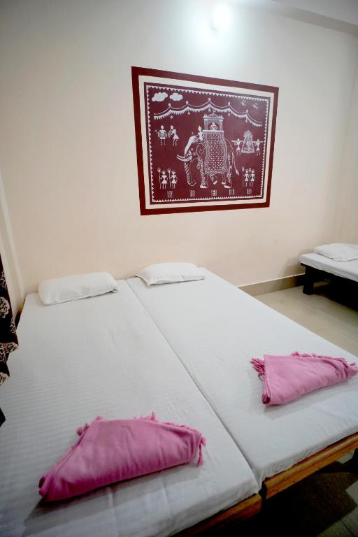 Postel nebo postele na pokoji v ubytování Banaras Gully House 500 ft from The Ghats