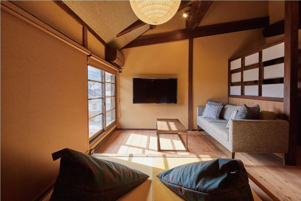 TV a/nebo společenská místnost v ubytování Tomonoura Shiomachi Hotel