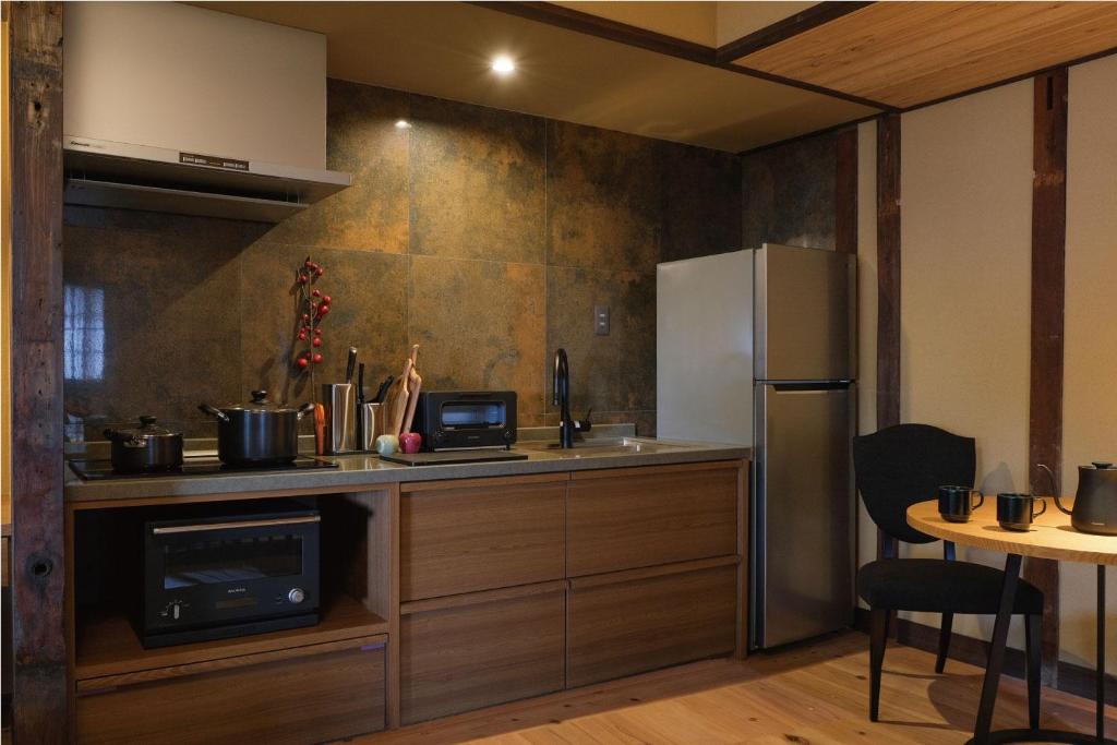 Kuchyň nebo kuchyňský kout v ubytování Tomonoura Shiomachi Hotel