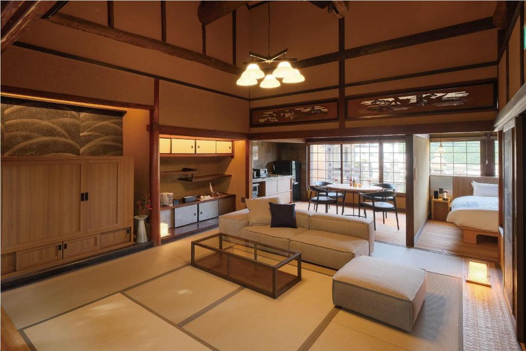 Posezení v ubytování Tomonoura Shiomachi Hotel