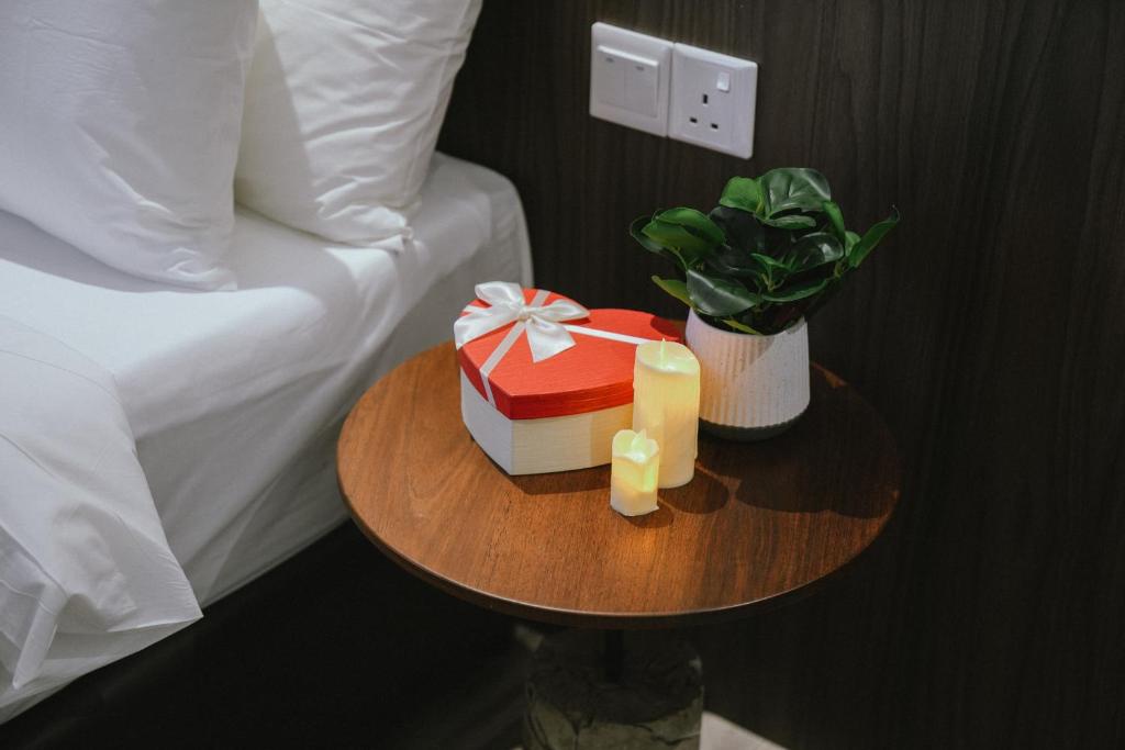 Postel nebo postele na pokoji v ubytování Roxy Hotel Siniawan