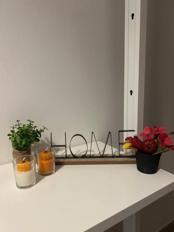półka z kwiatami i świecami na ladzie w obiekcie Casa di Ily w Rawennie