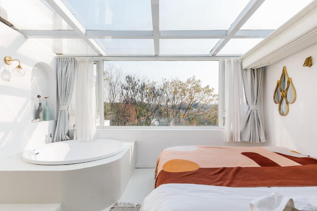 Postel nebo postele na pokoji v ubytování Shanghai ruochu designer Guesthouse上海若初设计师民宿--近上海浦东国际机场及迪士尼
