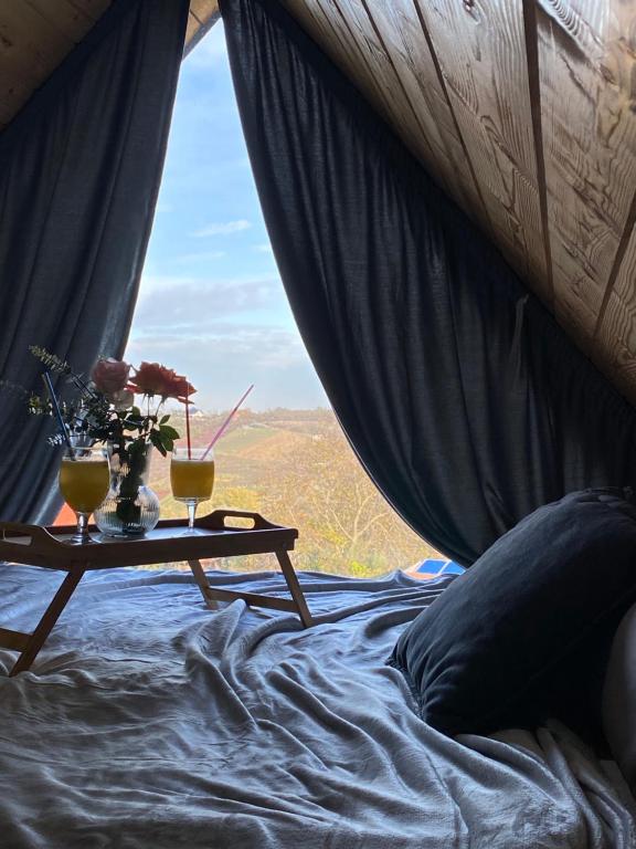 Luxury house Nena Fruška gora - kuća za odmor في Velika Remeta: سرير مع طاولة عليها زهور في خيمة