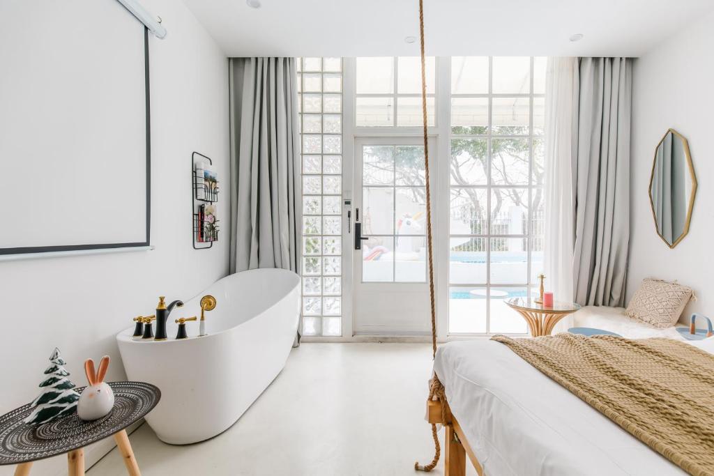 Postel nebo postele na pokoji v ubytování Shanghai ruochu designer Guesthouse上海若初设计师民宿--近上海浦东国际机场及迪士尼