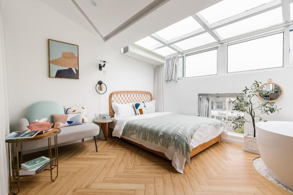 Postel nebo postele na pokoji v ubytování Shanghai ruochu designer Guesthouse上海若初设计师民宿--近上海浦东国际机场及迪士尼