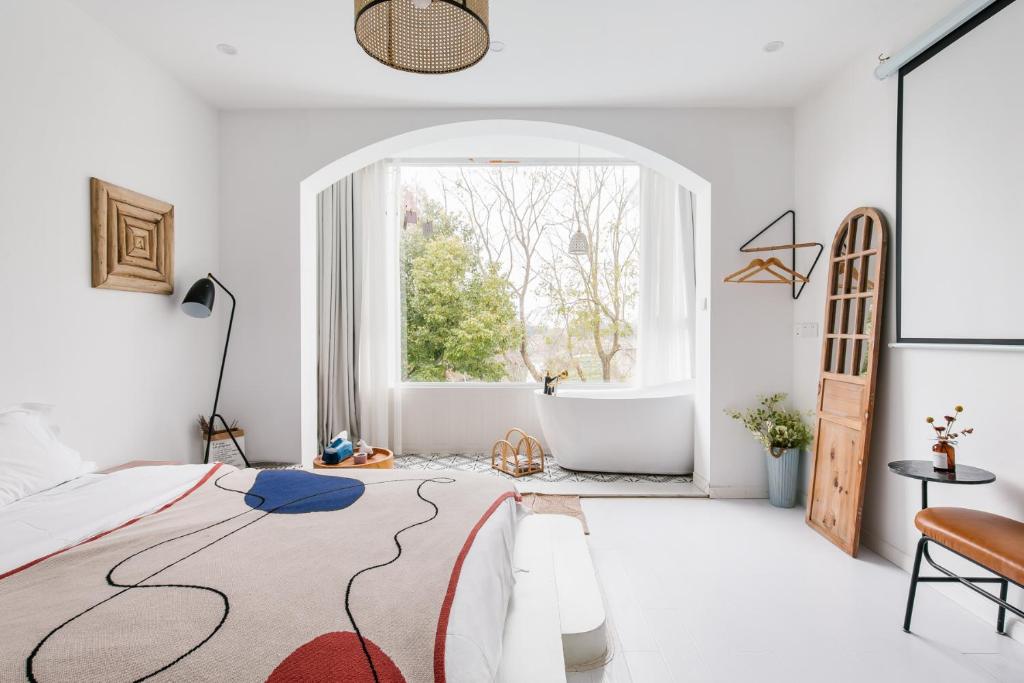 Postel nebo postele na pokoji v ubytování Shanghai ruochu designer Guesthouse上海若初设计师民宿--近上海浦东国际机场及迪士尼