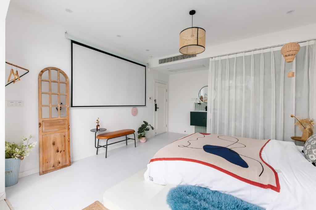 Postel nebo postele na pokoji v ubytování Shanghai ruochu designer Guesthouse上海若初设计师民宿--近上海浦东国际机场及迪士尼